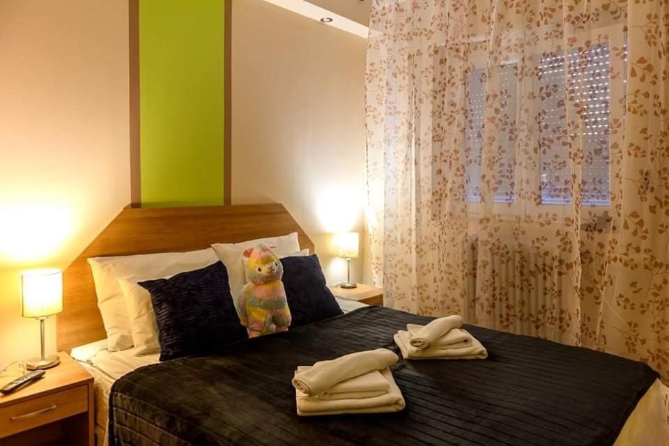 Łóżko lub łóżka w pokoju w obiekcie Wandorf 125 Apartman