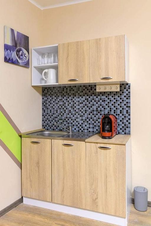 Kuchnia lub aneks kuchenny w obiekcie Wandorf 125 Apartman