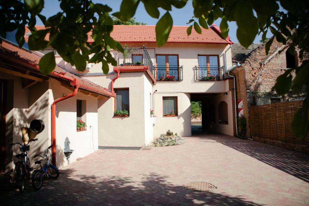 Budova, kde se aparthotel nachází