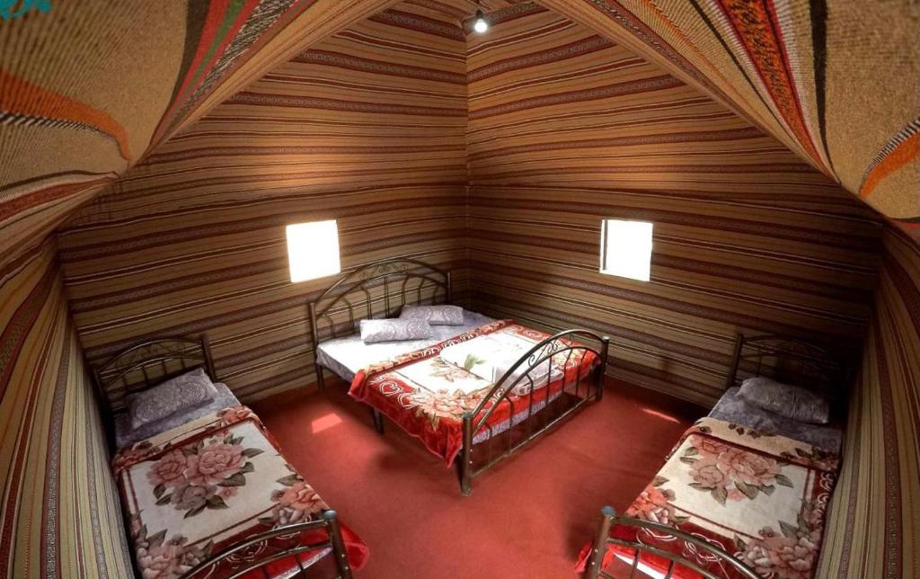 Rumshines Camp tesisinde bir odada yatak veya yataklar