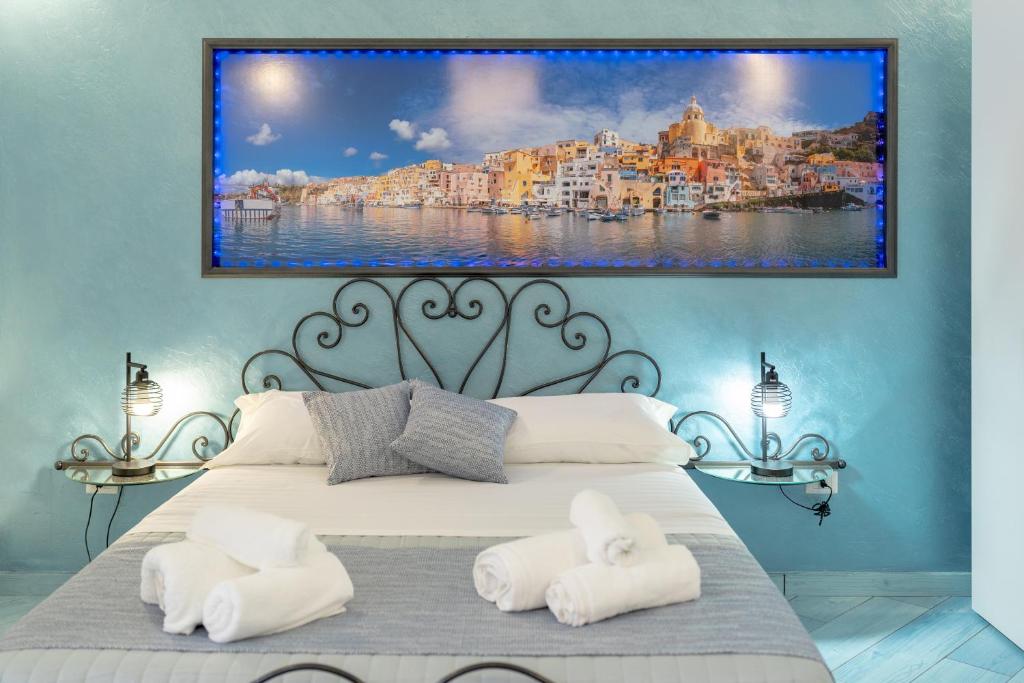 ein Schlafzimmer mit einem großen Wandgemälde in der Unterkunft La casa del postino in Procida