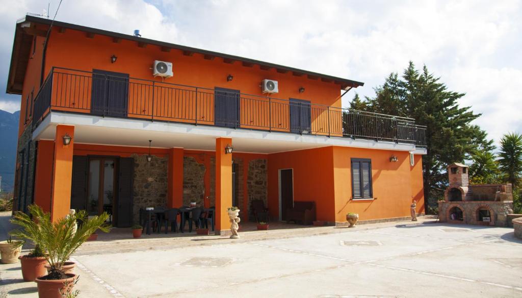 ein orangefarbenes Gebäude mit einem Balkon und einem Hydranten in der Unterkunft La Casa sulla Collina in Altavilla Silentina