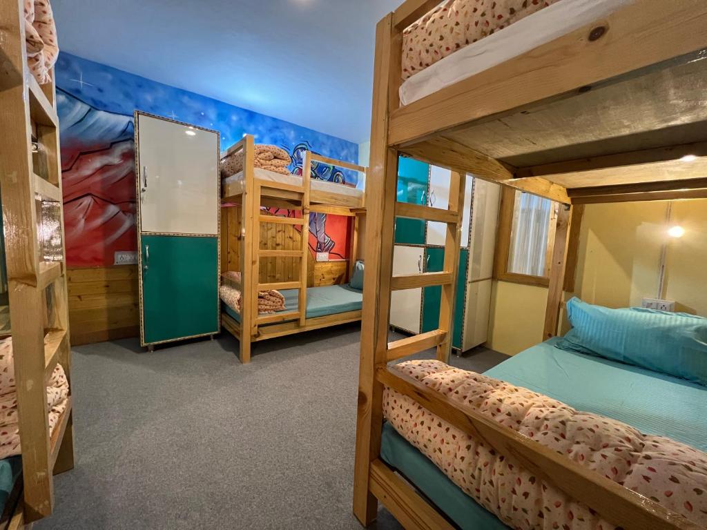 Postel nebo postele na pokoji v ubytování The Vagabond Manali
