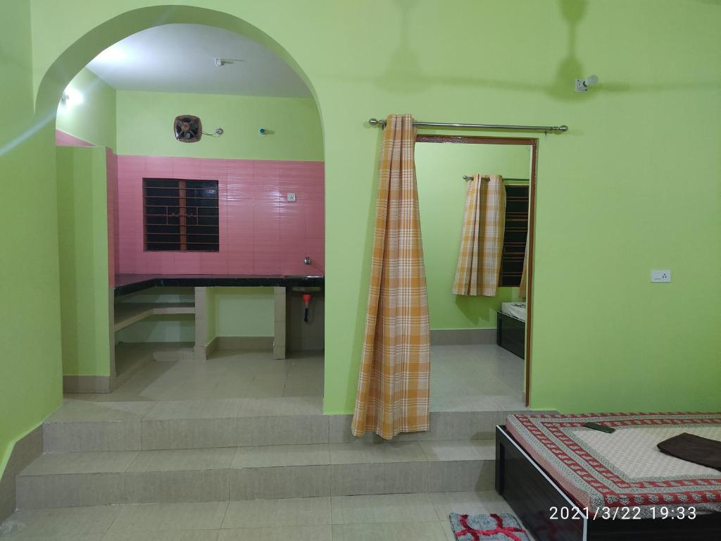 een kamer met een badkamer met een wastafel en een spiegel bij KASAHARA - HOMESTAY in Bolpur