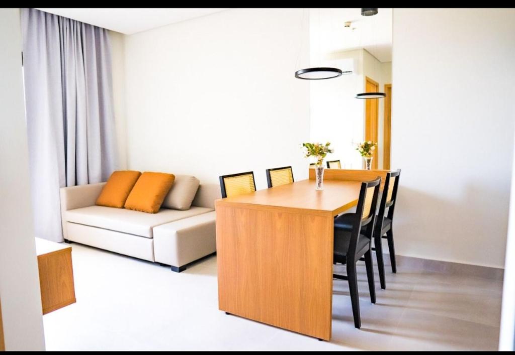 SALINAS PREMIUM SMART 1q في سالينوبوليس: غرفة معيشة مع طاولة وأريكة