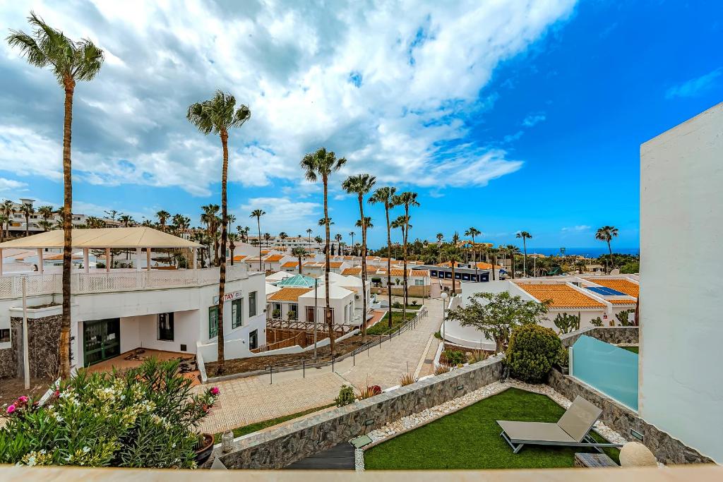 una vista aerea di un resort con palme di La Rosa de los vientos luxury apartment ad Adeje