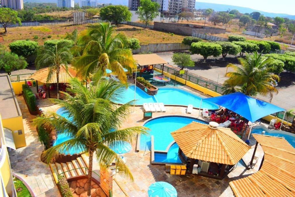 an overhead view of a pool at a resort at Thermas Place in Caldas Novas