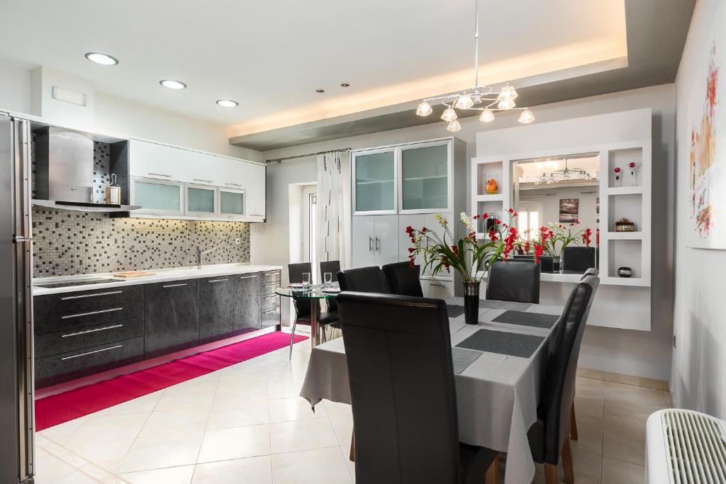 a kitchen and dining room with a table and chairs at Casa Corfiota in Corfu Town