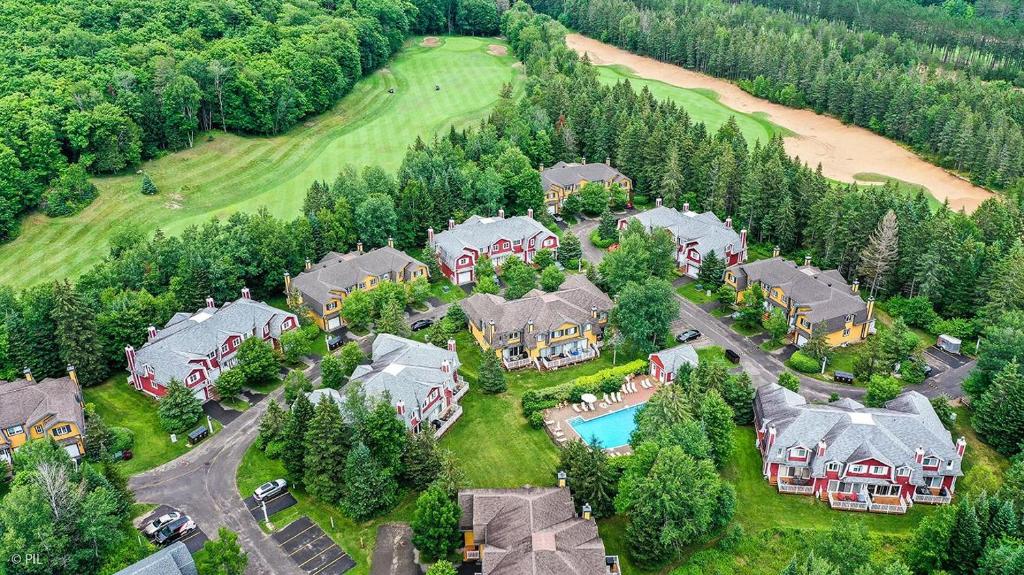 Townhouse on the Golf with Pool Access - Borealis 214 - Free shuttle to  Tremblant Resort, Mont-Tremblant – Updated 2023 Prices