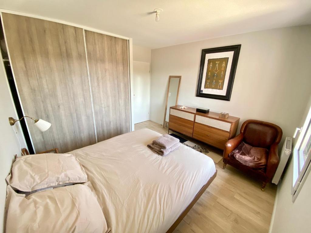 Cama o camas de una habitaci&oacute;n en Superbe appartement, grande terrasse vue mer et montagne