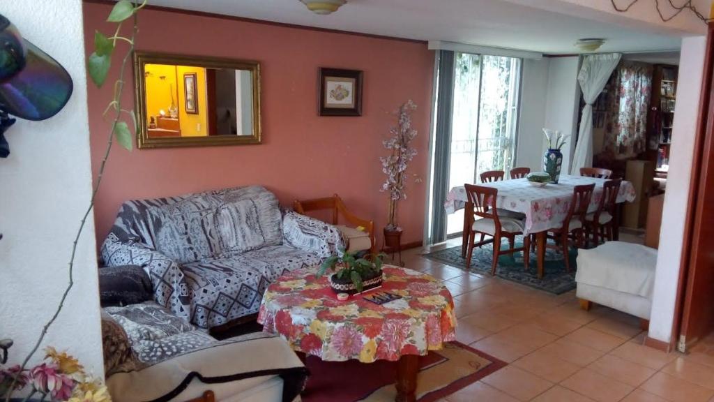 sala de estar con sofá y mesa en CASA AMUEBLADA DE 2 RECAMARAS Furnished Comfy country 2 bedroom house, en Cuautitlán Izcalli