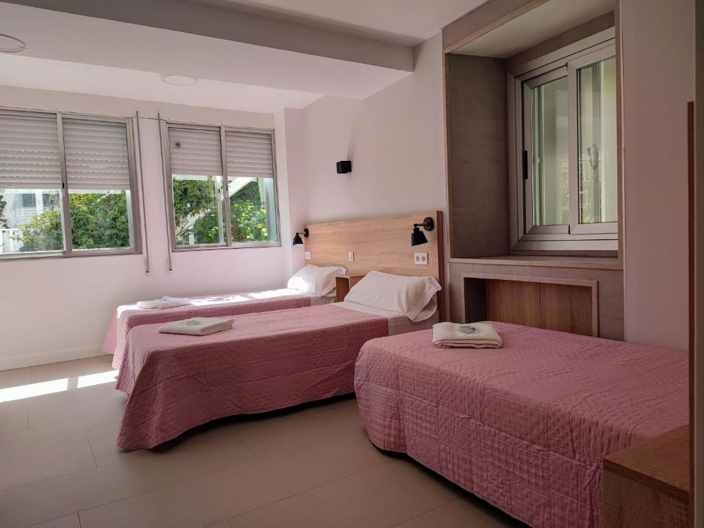 מיטה או מיטות בחדר ב-Pension-Albergue Don Alvaro