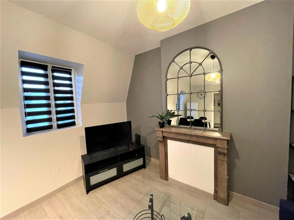 - un salon avec un miroir et une table dans l'établissement LE BOULARD : appartement en plein coeur du centre de Reims, à Reims