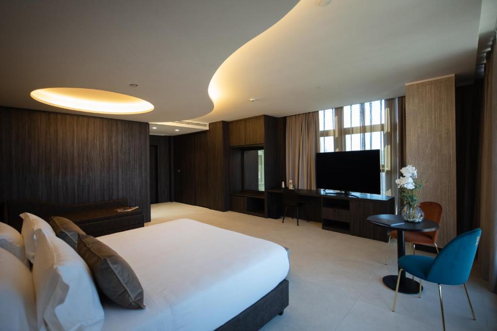 TV a/nebo společenská místnost v ubytování Gold Tower Lifestyle Hotel