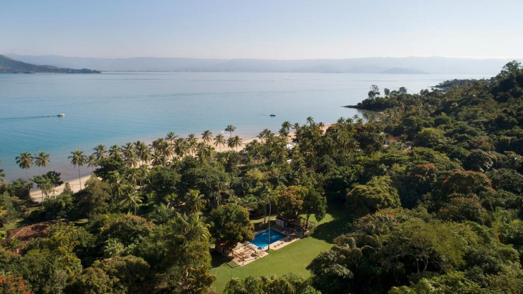 an aerial view of the shoreline of a resort and the ocean at Vila Siriúba Hotel in Ilhabela