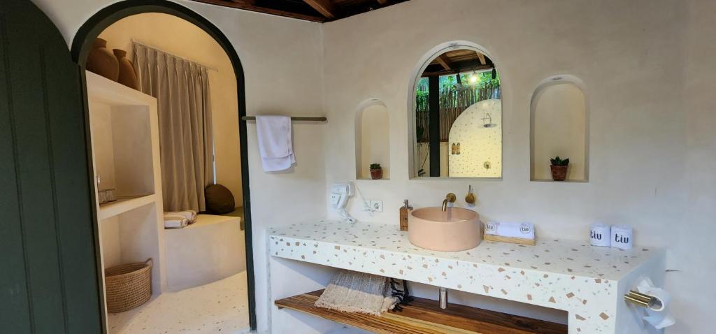 Kamar mandi di Tiu Oasis Lombok