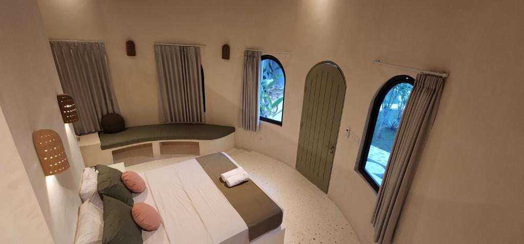 Area tempat duduk di Tiu Oasis Lombok