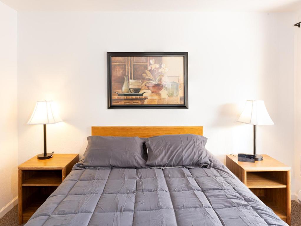Postel nebo postele na pokoji v ubytování Siesta Motel Colfax WA