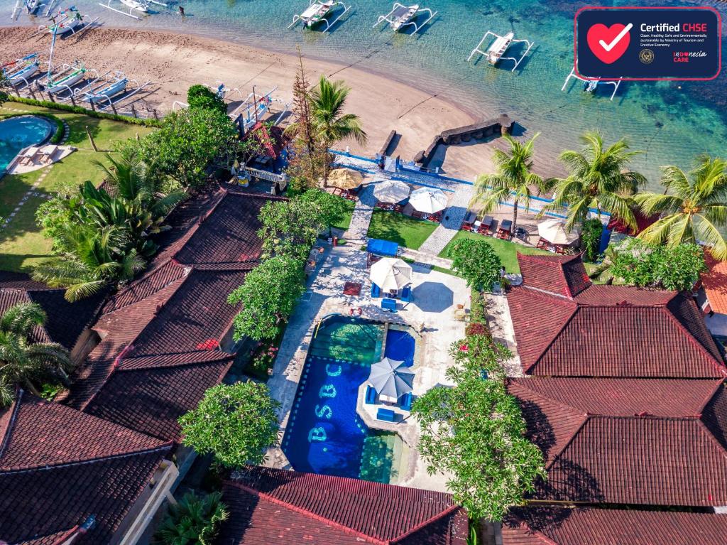 een luchtzicht op een resort met een zwembad en een strand bij Bali Seascape Beach Club in Candidasa