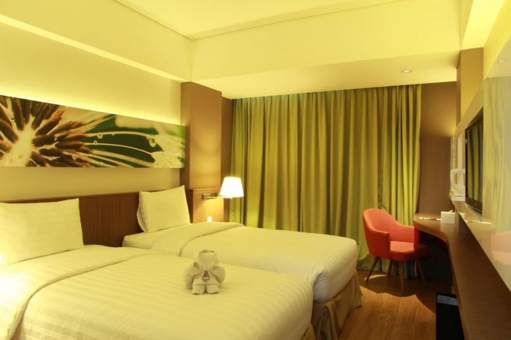 Postel nebo postele na pokoji v ubytování Soll Marina Hotel Serpong