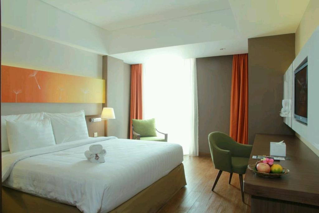 Postel nebo postele na pokoji v ubytování Soll Marina Hotel Serpong