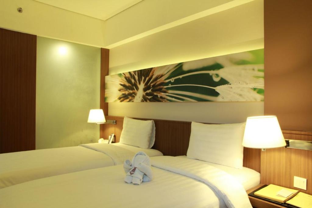 Postel nebo postele na pokoji v ubytování Soll Marina Hotel Serpong
