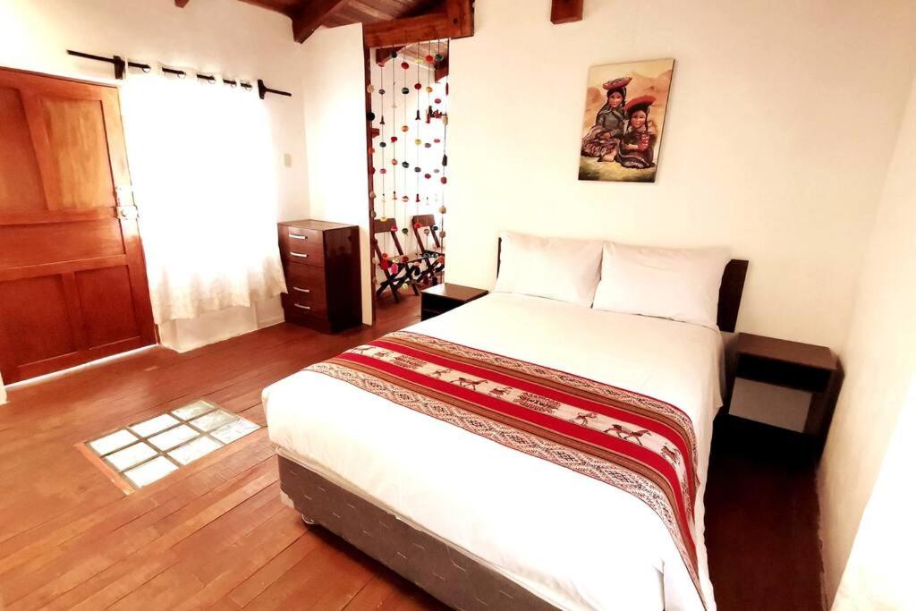 1 dormitorio con 1 cama grande en una habitación en APARMENT SAMANA HOUSE OLLANTAYTAMBO, en Ollantaytambo