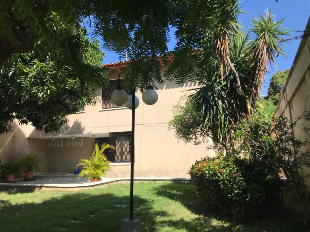 a house with a street light in the yard at Villa Luz in Santa Marta