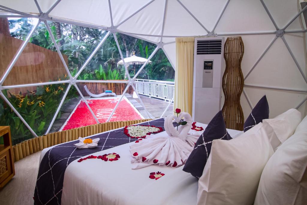 Postel nebo postele na pokoji v ubytování Triyana Resort and Glamping