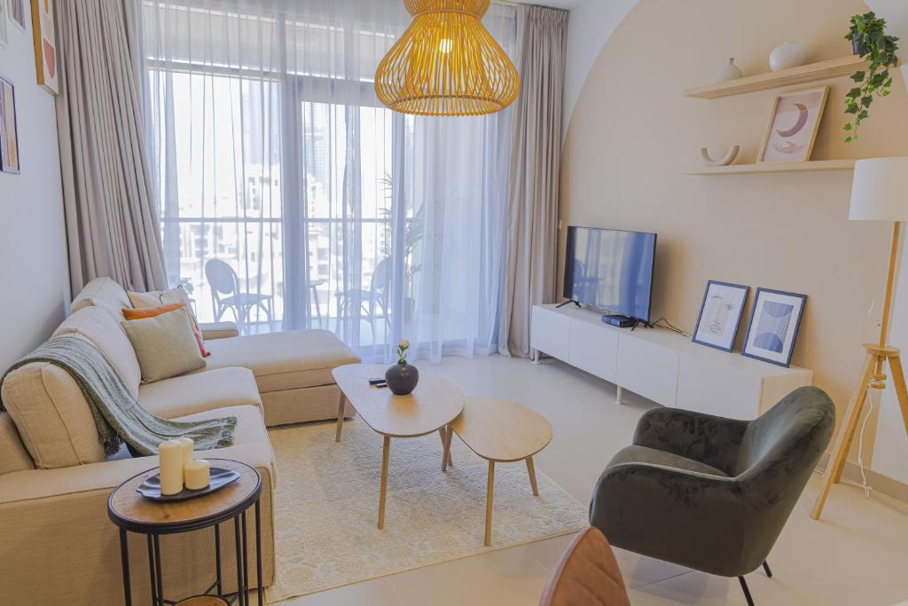 sala de estar con sofá y mesa en Art-inspired apartment amidst Downtown Dubai, en Dubái
