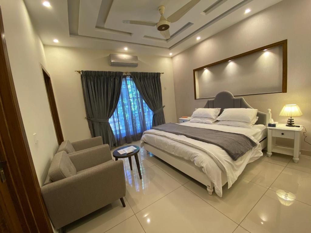 Luxury Guest House in Bahria Town - Tweepersoonskamer Met Balkon