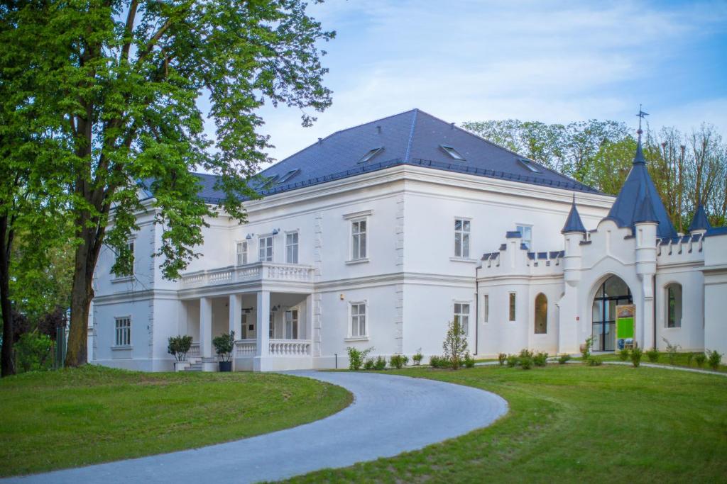 a large white house with a driveway at Dvorac Janković in Suhopolje