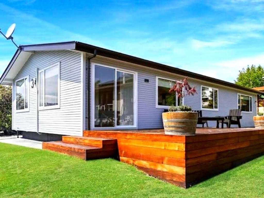 een tiny house met een houten terras bij "Great Scott" Great spot your Tekapo Retreat in Lake Tekapo