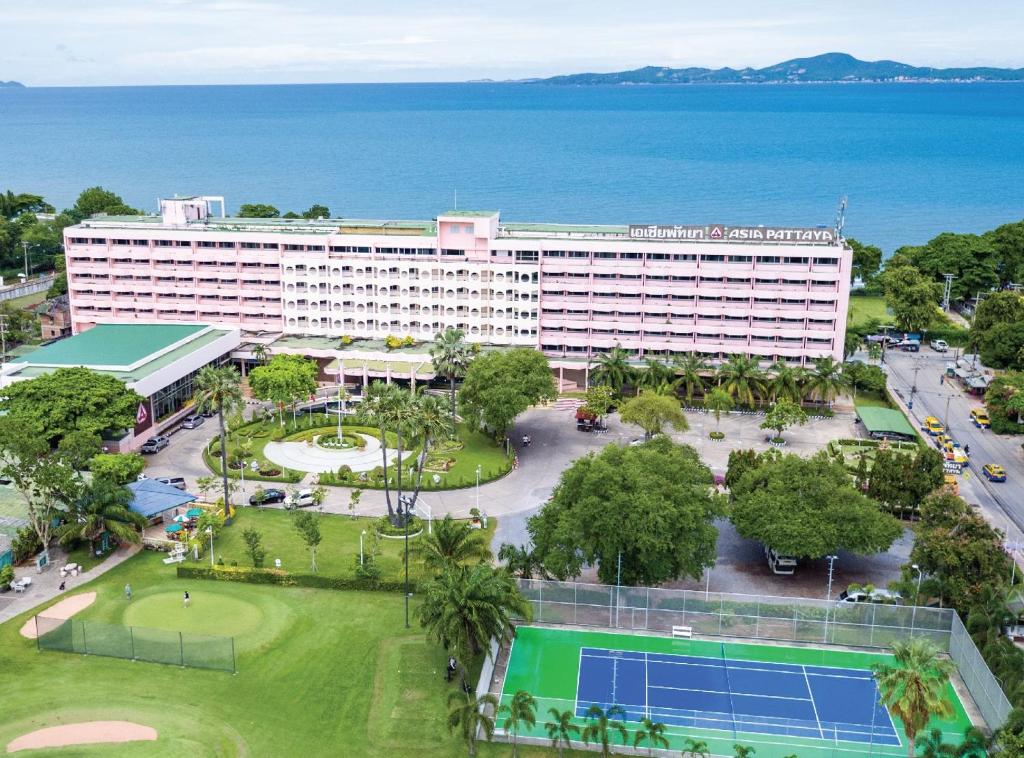 una vista aérea de un hotel con pista de tenis en Asia Pattaya Hotel, en Pattaya South