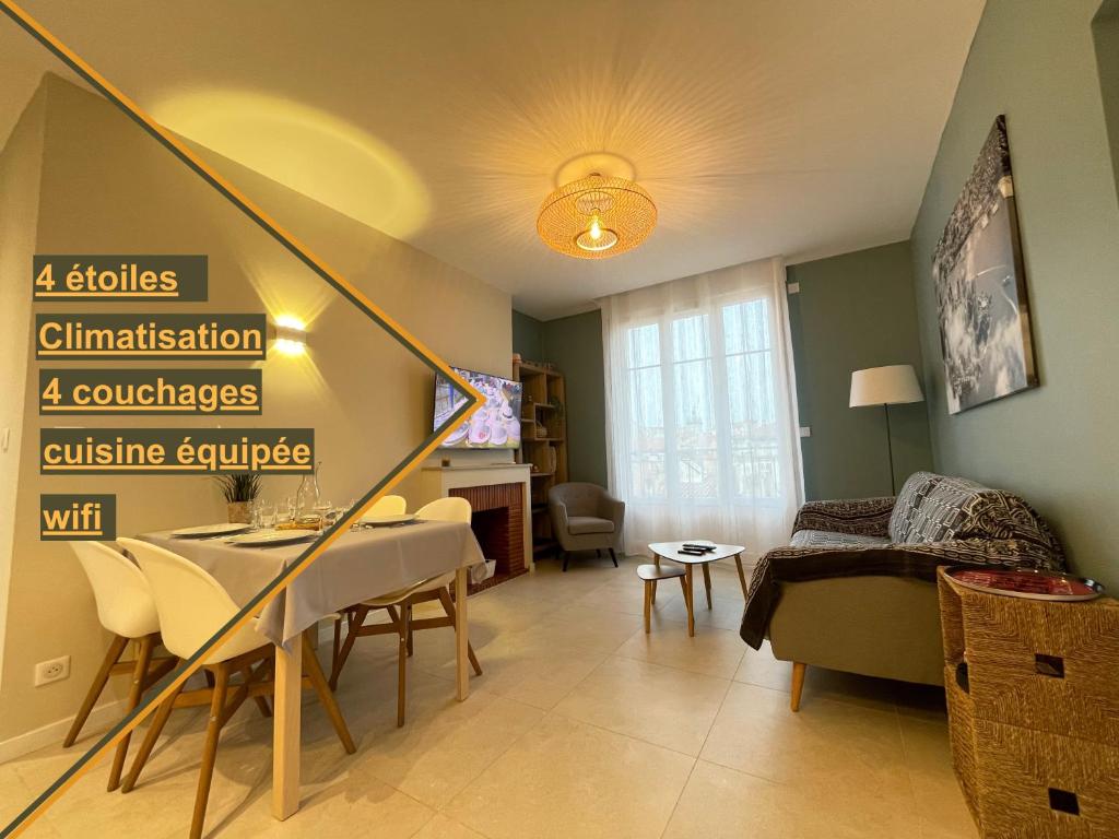 un salon avec un canapé, une table et des chaises dans l'établissement Superbe T3 climatisé - 62m2 - 4 étoiles - centre historique vue port de plaisance - WIFI - 5e avec ascenseur, à Toulon
