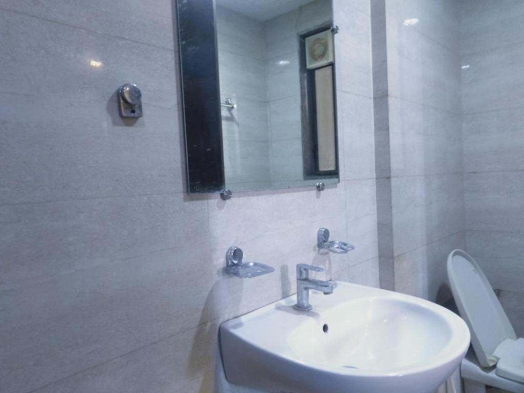 Koupelna v ubytování Sai Heera Residency Shirdi
