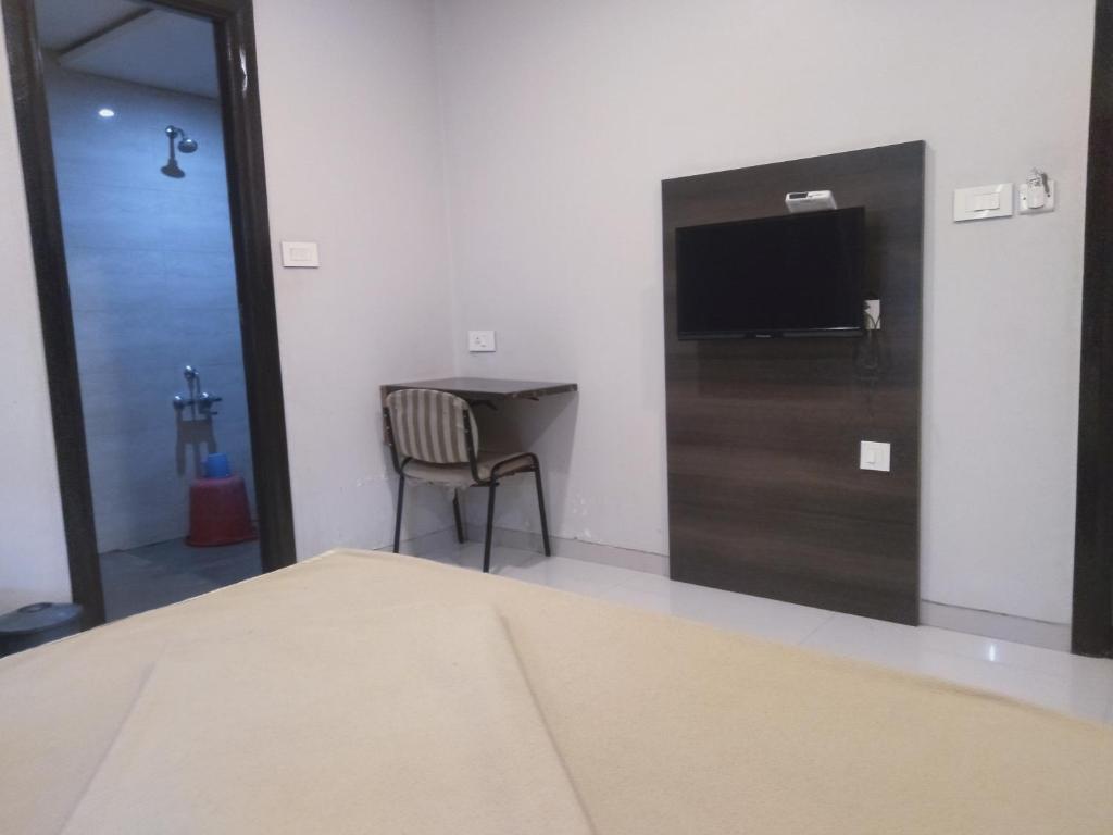 Postel nebo postele na pokoji v ubytování Sai Heera Residency Shirdi