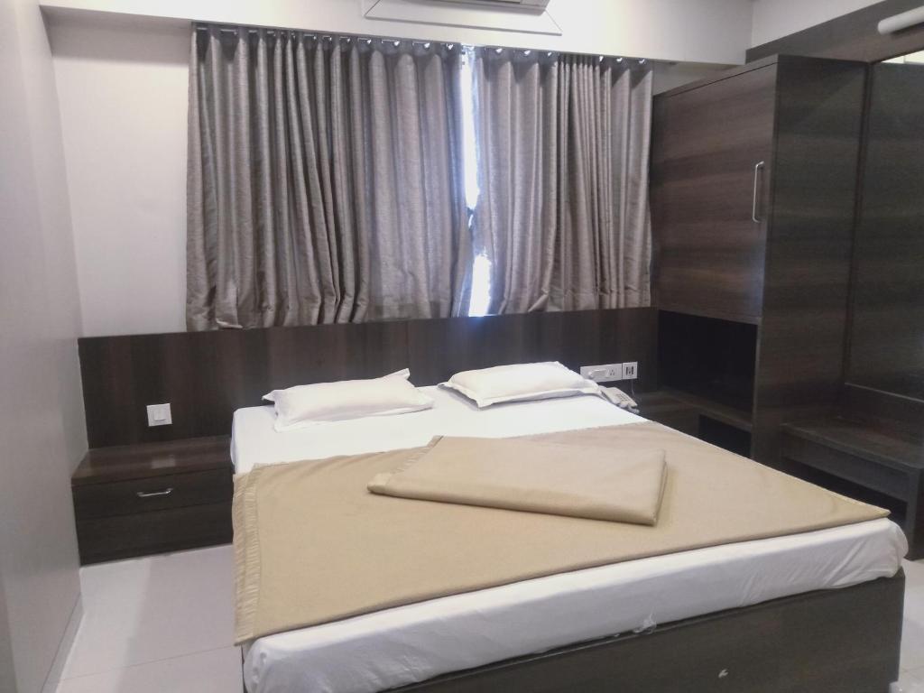 Postel nebo postele na pokoji v ubytování Sai Heera Residency Shirdi