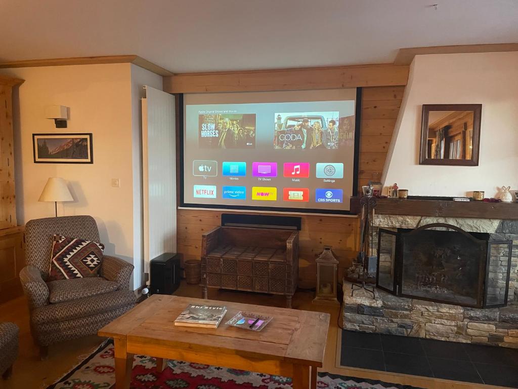 TV a/nebo společenská místnost v ubytování Route de la Résidence