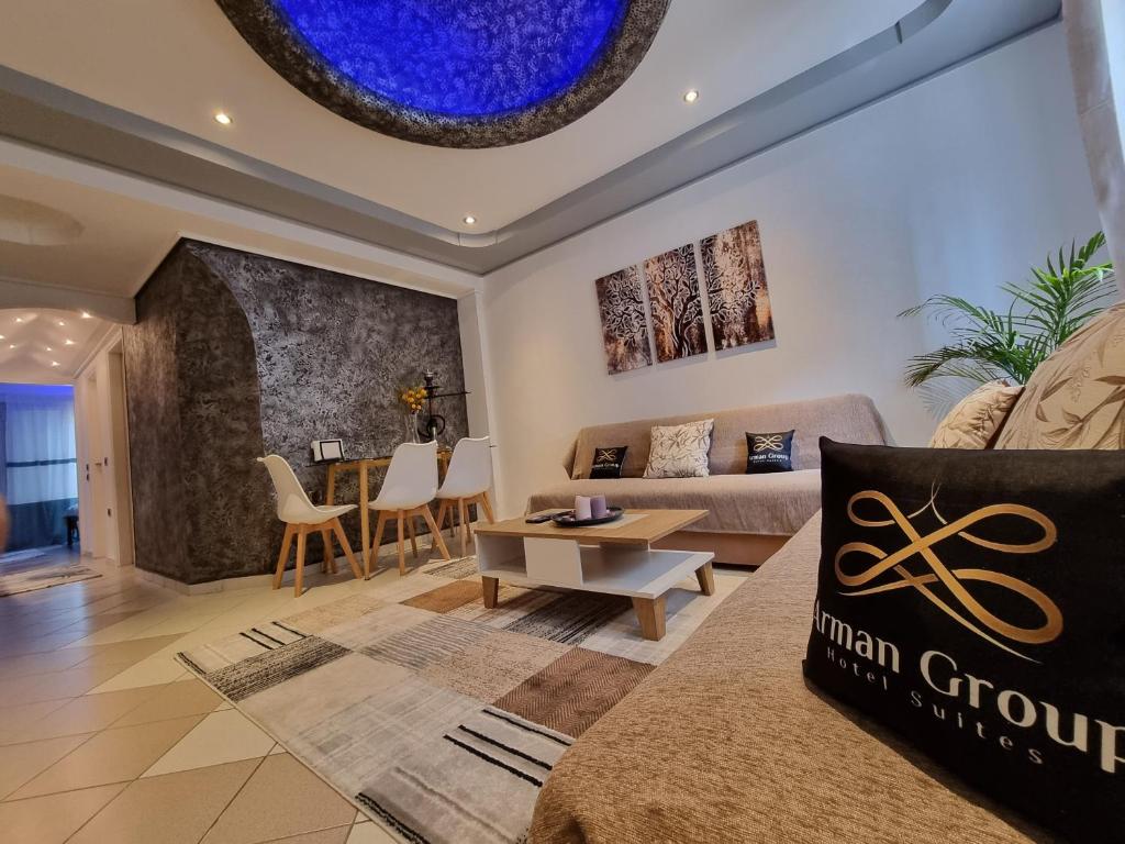 een woonkamer met een bank en een tafel bij Arman Group in Athene