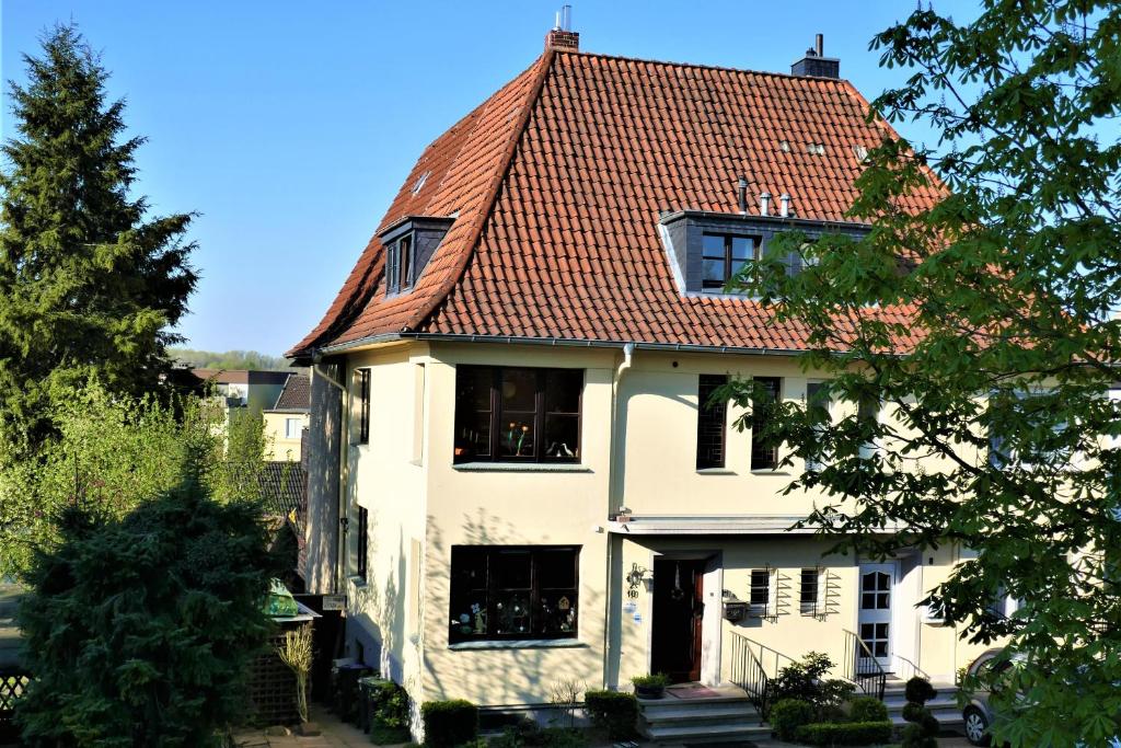 ein großes weißes Haus mit rotem Dach in der Unterkunft Ferienwohnung Meier-Althof in Bad Salzuflen
