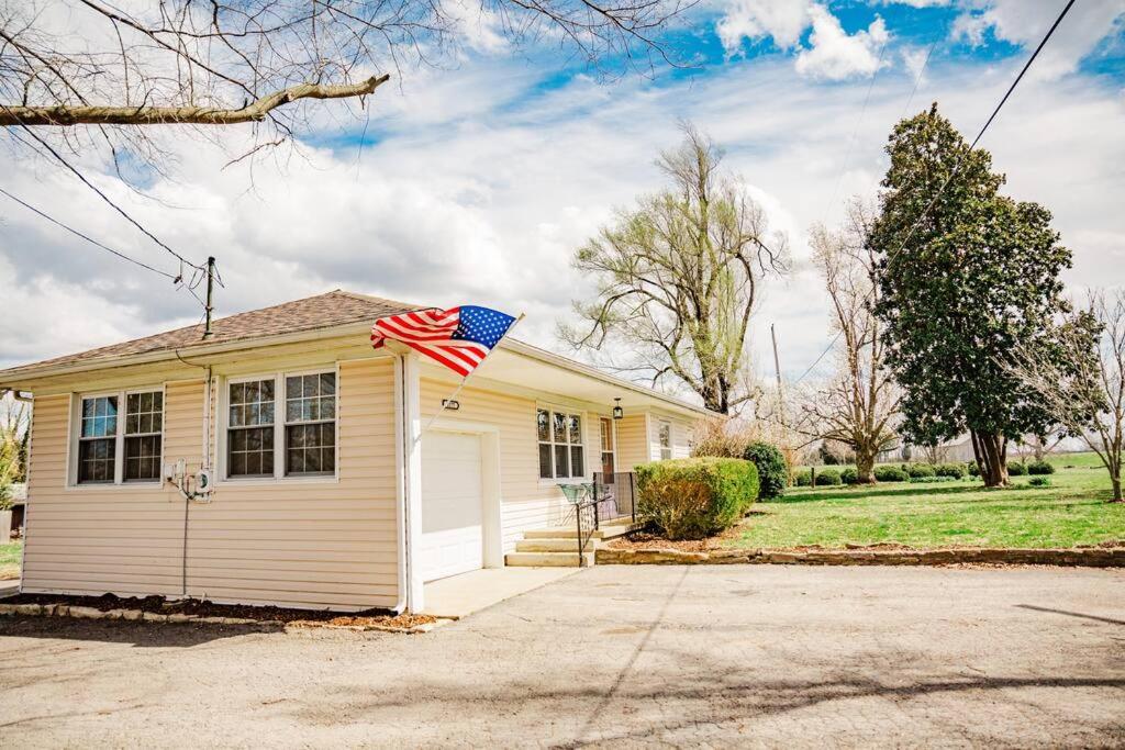 Cozy Cottage w All of the Amenities Bed and Breakfast Hiking and Fishing Allowed - Housity
