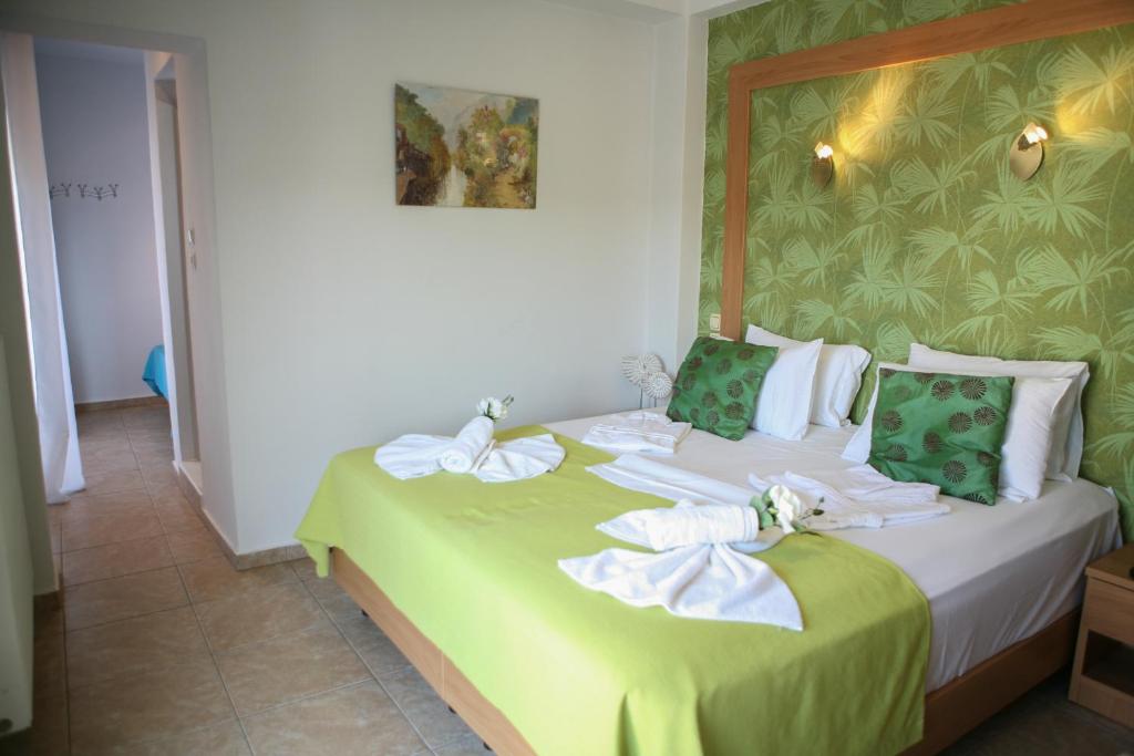 Postel nebo postele na pokoji v ubytování Hotel Karagianni