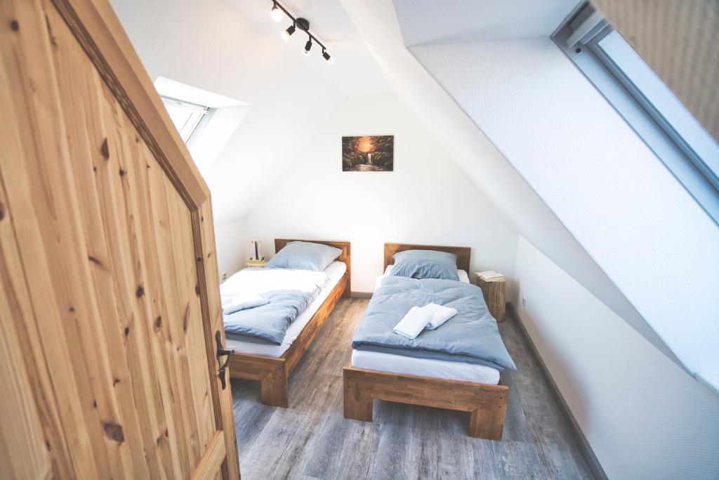 two beds in a room with a attic at Ferienhaus Eulenspiegel in Clausthal-Zellerfeld