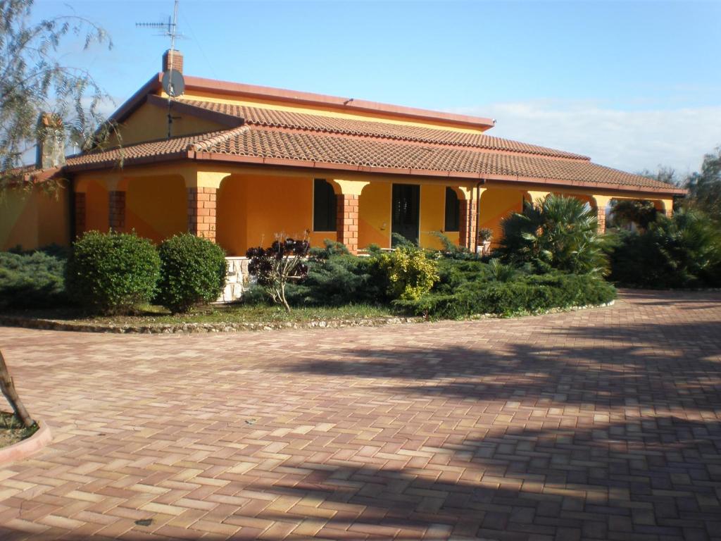 una casa con una entrada de ladrillo delante de ella en Luna & Sole, en Santa Maria la Palma