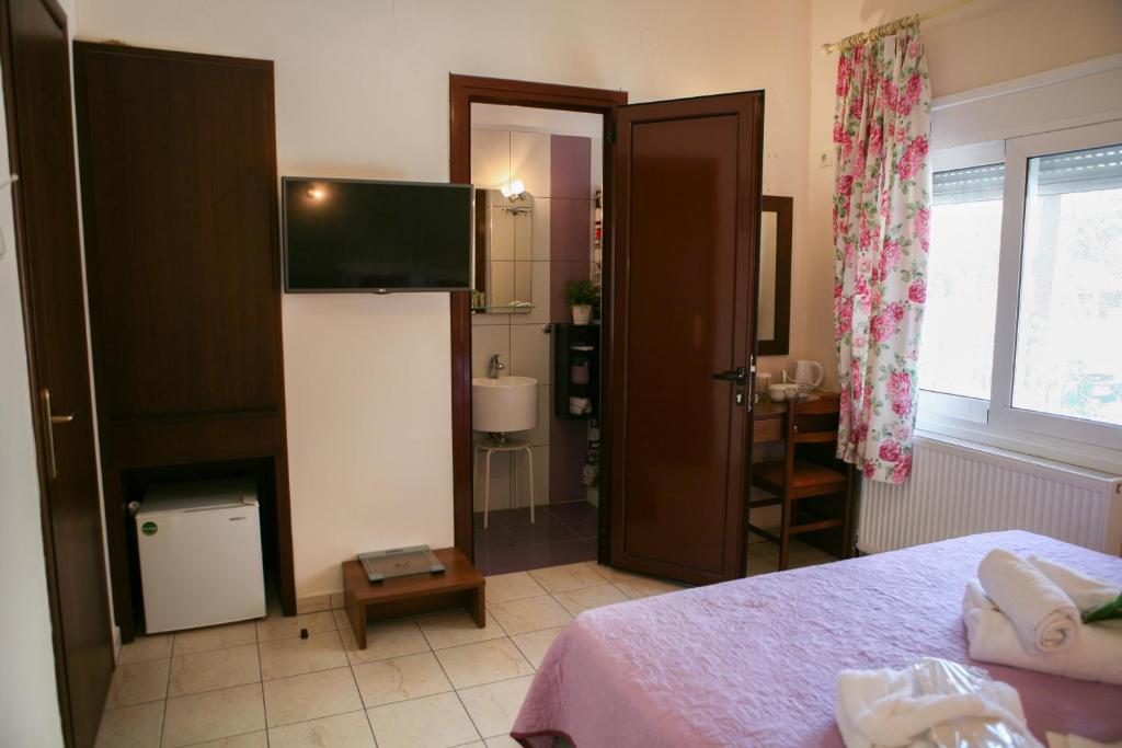 TV a/nebo společenská místnost v ubytování Hotel Karagianni