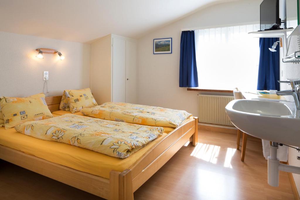 Postel nebo postele na pokoji v ubytování Hotel Sörenberg