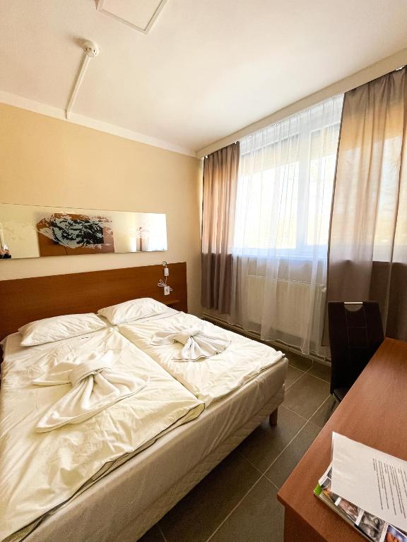 Posteľ alebo postele v izbe v ubytovaní Öreg-tó Hotel és Rendezvénytér