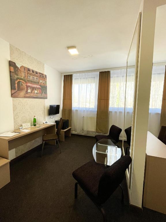 Televízia a/alebo spoločenská miestnosť v ubytovaní Öreg-tó Hotel és Rendezvénytér