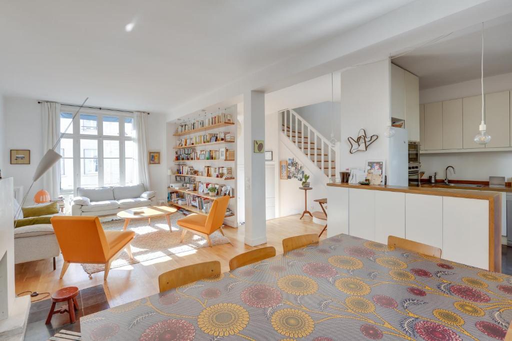 cocina y sala de estar con mesa y sillas en Comfortable house with terrace for 5 people by Wee, en París